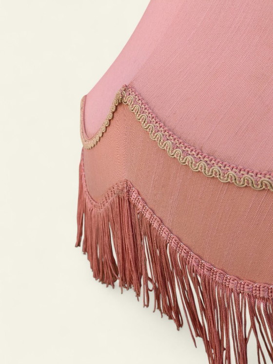 Image 1 of Rarität! Mid-Century Stehlampe mit rosafarbenem Samtschirm & Fransen – Messingfuß mit Marmorverzierung