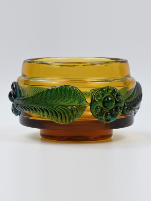 Josef Hospodka 'Carnival' Schale, Borske sklo (Chribska), 1950er – Honig-Bernstein mit grünen Blättern, tschechisches Kunstglas
