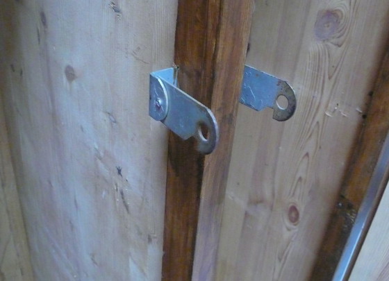 Image 1 of Antiker Spind Werkstattschrank Dielenschrank 2 Türen Naturholz + Shabby Bunt