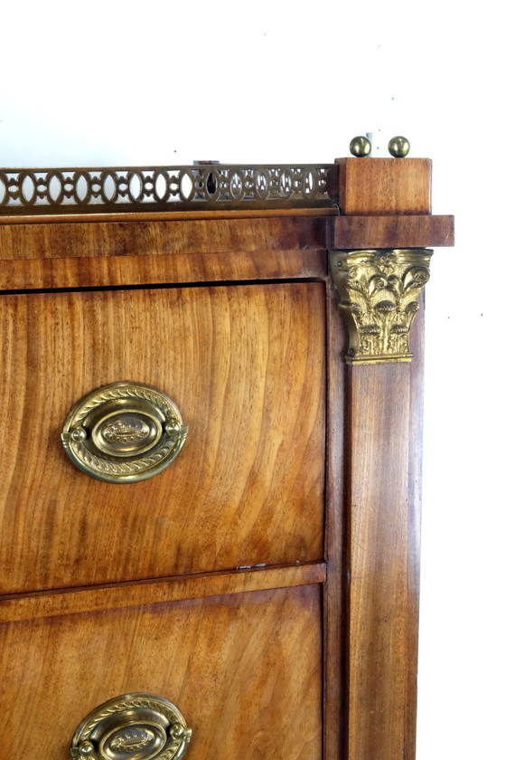 Image 1 of elegante chiffonnière Luis XVI de alrededor de 1795.