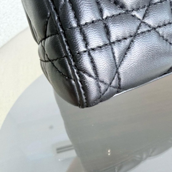 Image 1 of DIOR LADY MEDIUM - PELLE DI AGNELLO CANNAGE, FERRAMENTA NERA E ORO, CINTURINO REGOLABILE