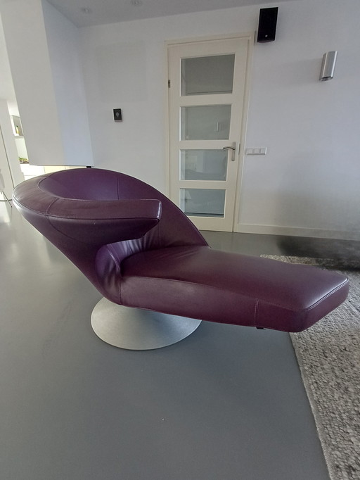 Poltrona girevole Leolux Parabolica, pelle color melanzana