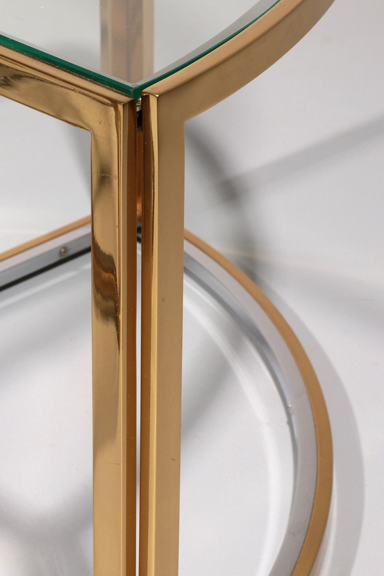 Image 1 of Table basse Maison Charles en laiton, chrome et verre Elégante des années 1970
