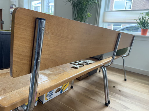 Houten bank met stalen frame