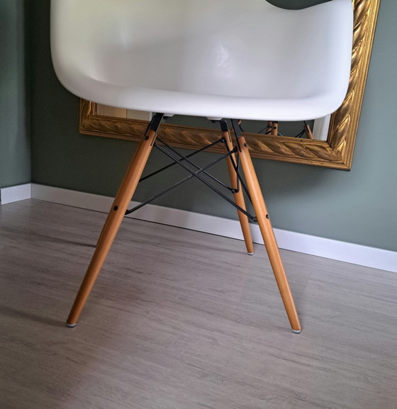 Vitra Eames Plastic Armchair DAW | Charles & Ray Eames | Bianco | 2014 | Originale – Poltrone, Metallo (photo 6 of 9)