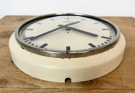 Orologio da parete industriale beige di fabbrica Siemens Austria, anni '60 – Vetro, Ferro (photo 14 of 17)
