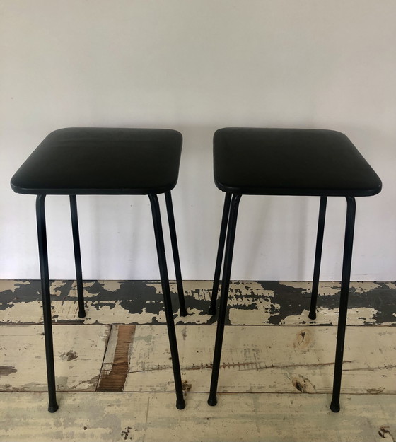 Image 1 of 2 sgabelli vintage in metallo nero con seduta in similpelle