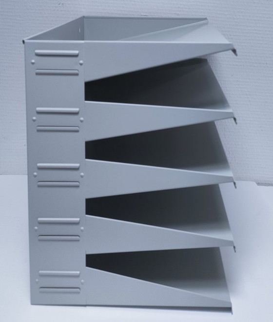 Image 1 of Estantería de pared de metal lacado de diseño