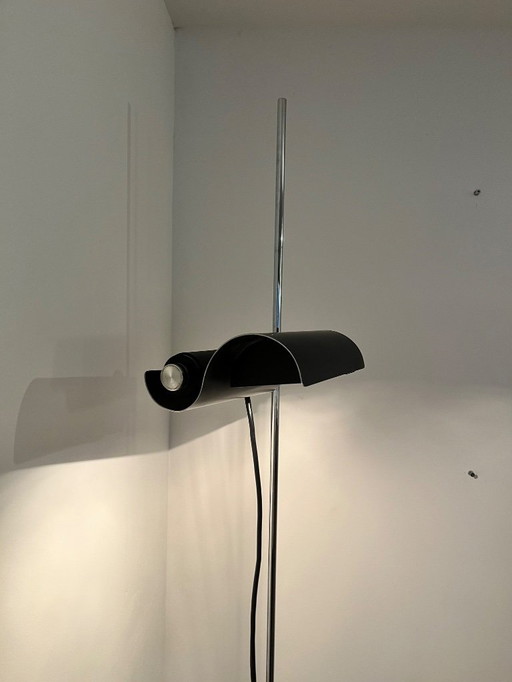 Lámpara de pie Oluce – Regulable – Vico Magistretti – Acero cromado y aluminio – Diseño italiano 1970