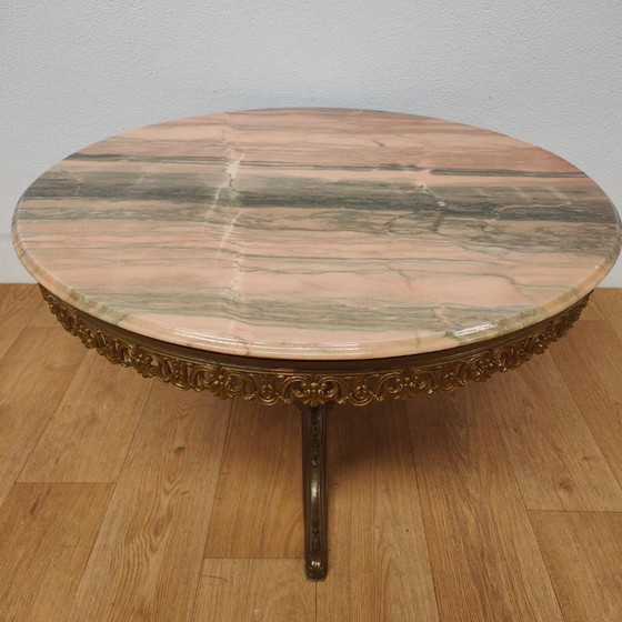 Table basse ronde de style Régence avec plateau en marbre onyx. – Tables basses, Marble, Brass (photo 2 of 13)