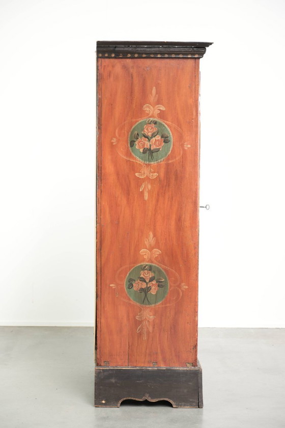 Einzigartiger antiker österreichischer handbemalter Brautschrank mit schöner Patina und funktionierendem (photo 3 of 13)