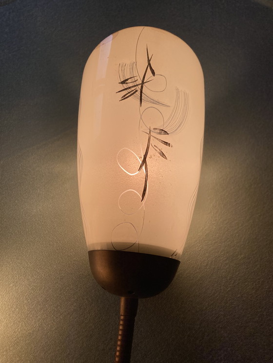 Image 1 of Lampada da parete anni '50 con 2 molle di flessione e paralumi in vetro dipinto a mano