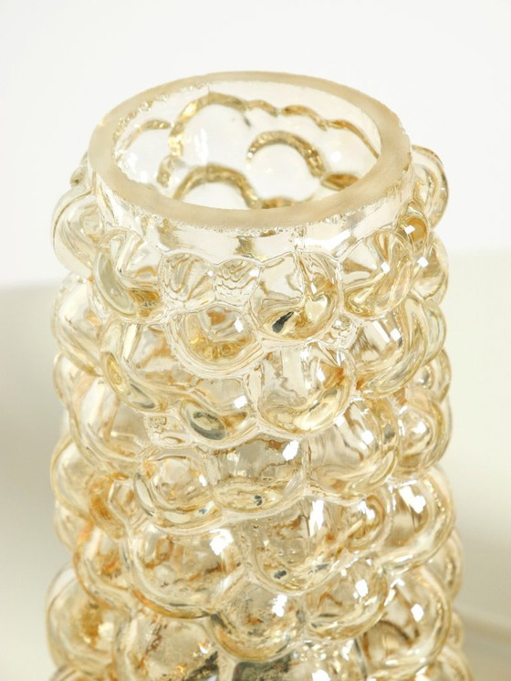 Image 1 of Zwei seltene Nachttischlampen aus Messing aus den 1960er Jahren mit goldfarbenen Blasenglasschirmen