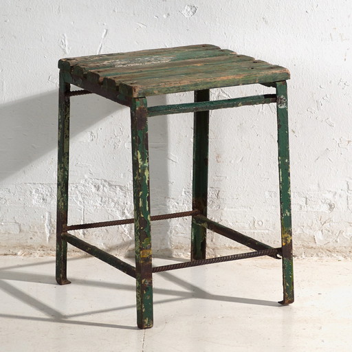 Taburete industrial antiguo de madera de pino y hierro – Europa Central, circa 1950