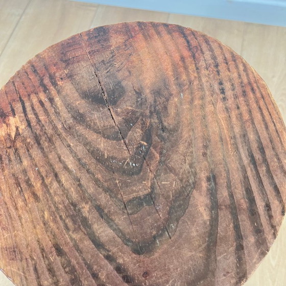 Image 1 of Klein, brutalistisch driepootkrukje van massief hout.