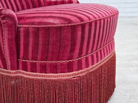 Image 1 of Fauteuil danois des années 1960, revêtement d'origine en velours rouge rayé.