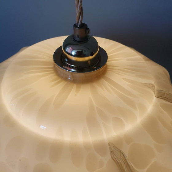 Image 1 of Grande lampada a sospensione vintage in vetro opalino in stile Art Déco.