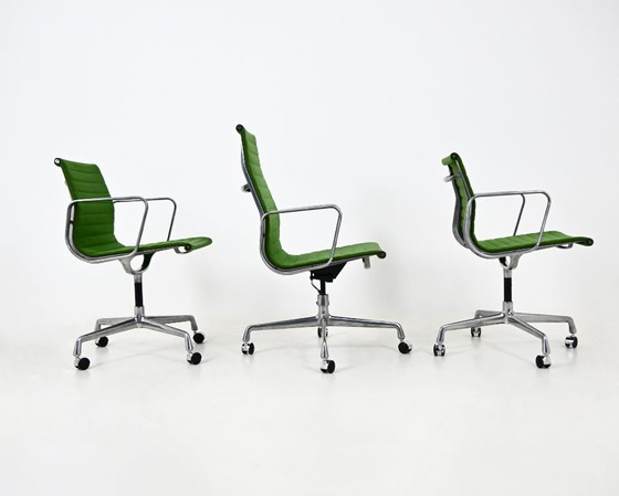 Sedie da ufficio di Charles & Ray Eames per Herman Miller, anni '70, set di 3, Tessile, Alluminio, Verde (foto 4 di 11)