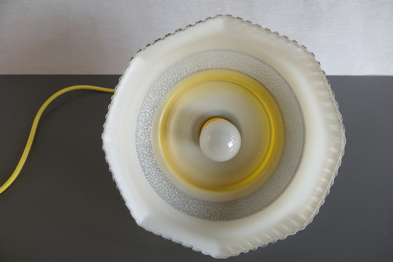 Image 1 of Schitterend Geel Gedecoreerd Glazen Hanglampje Met Authentieke Bakelieten Fitting