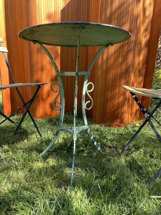 Image 1 of Conjunto de bistró antiguo de hierro forjado: mesa y sillas plegables de la década de 1930.