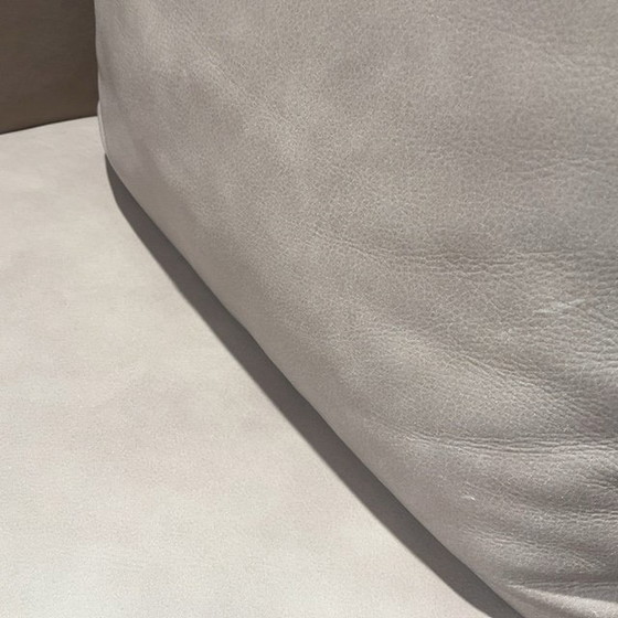 Image 1 of Poltrona Kalmar con pouf a marchio privato