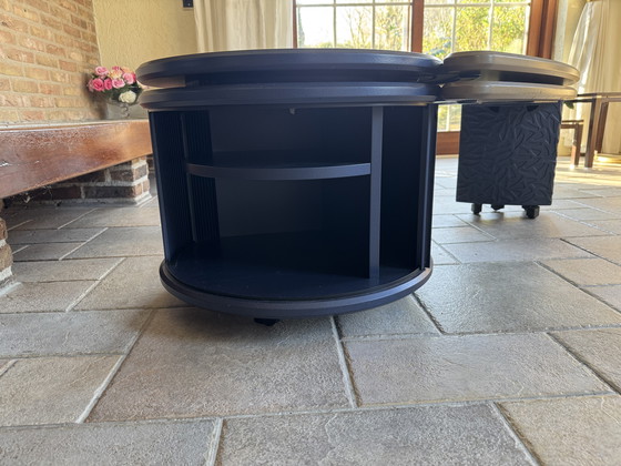 Image 1 of Table basse LeoLux des années 90 avec meuble à volet roulant ; plateaux couleur or sable et bleu foncé