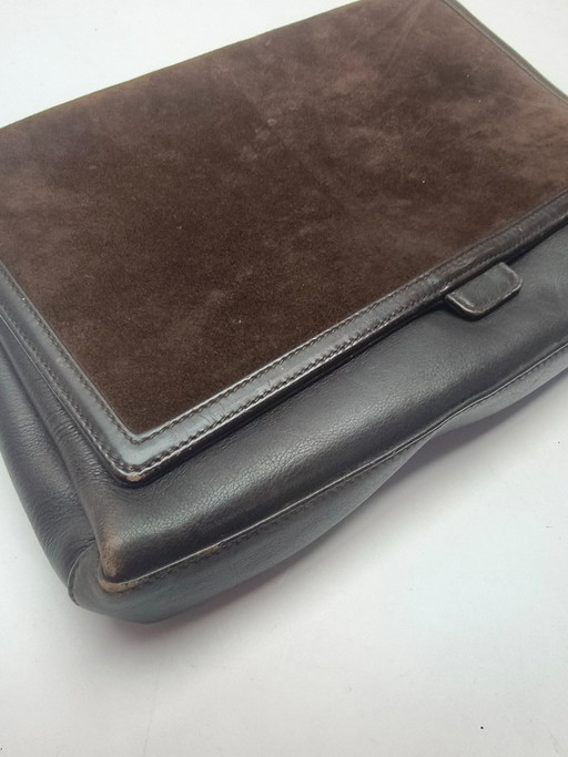 Sac bandoulière Gucci vintage rare en daim et cuir, orné d'une chaîne GG dorée et d'un charm blason – Fabriqué en Italie