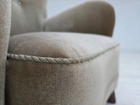 Image 1 of Poltrona danese, anni '60, rivestimento in velluto verde, gambe in legno di quercia.