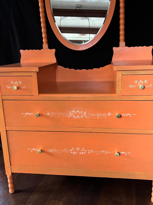Oranje kaptafel met verstelbare spiegels en lades