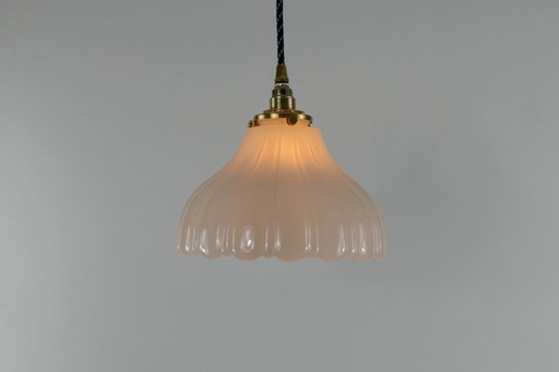 Lampe de plafond élégante en verre blanc Holophane côtelé avec support d'abat-jour en laiton