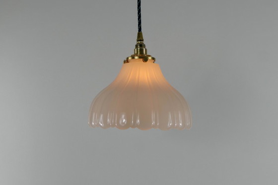 Image 1 of Elegante lámpara de techo Holophane de cristal blanco acanalado con soporte de pantalla de latón