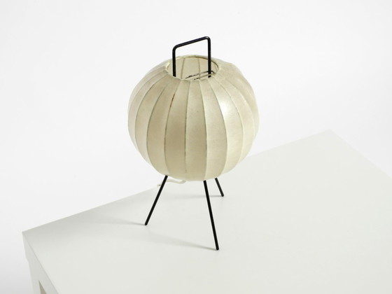 Image 1 of Rarissima e bellissima lampada da tavolo a bozzolo con treppiede in stile Mid-Century Modern.