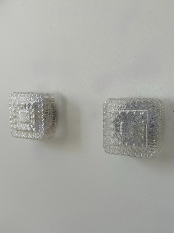 Image 1 of Een paar vintage wandlampen, metaal en geperst glas, Frankrijk, 1970
