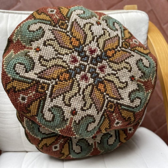 Paar antiker portugiesischer Arraiolos runder gewebter Kissenbezüge aus den 1930er Jahren – Textile (photo 9 of 10)