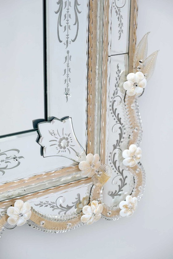 Image 1 of Specchio veneziano in vetro di Murano con fiori dorati del XX secolo