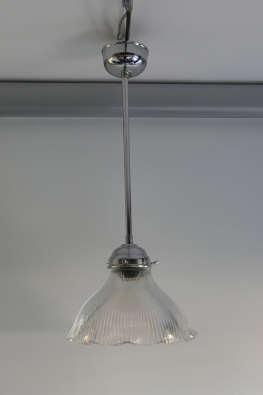 Zwei Holophane Gerippte Transparente Plexiglas Pendelleuchten. Sie bieten auf eine.