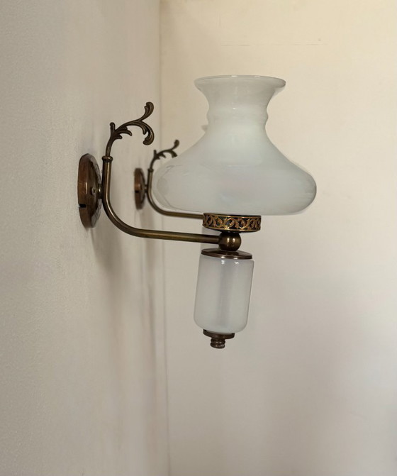 Image 1 of Coppia di applique vintage, vetro opalino e ottone, Francia, 1970