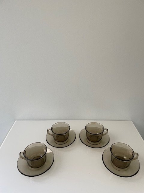 Image 1 of Set di 4 tazze e piattini vintage Arcoroc | Francia anni &#39;70 | 150 ml