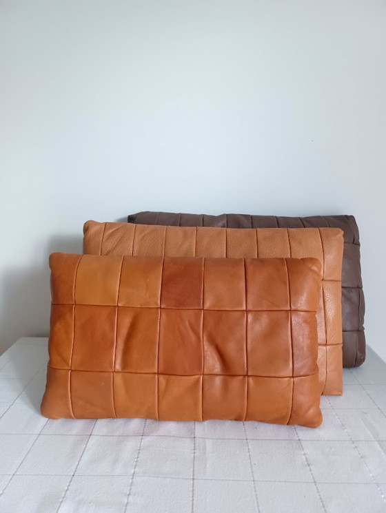 Image 1 of Coussin en cuir vintage - marron clair chaud - patchwork