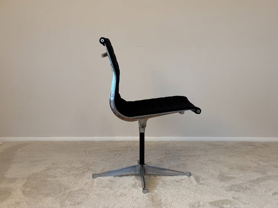 Image 1 of Sedia girevole in alluminio modello EA 105 di Eames per Herman Miller, anni '70
