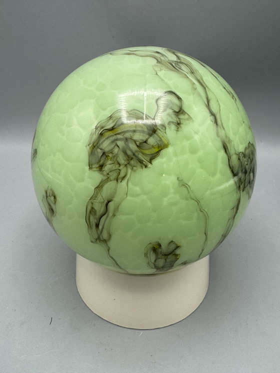 Image 1 of Lampada da soffitto vintage verde opalino con effetto marmo: un'attrazione retrò suggestiva