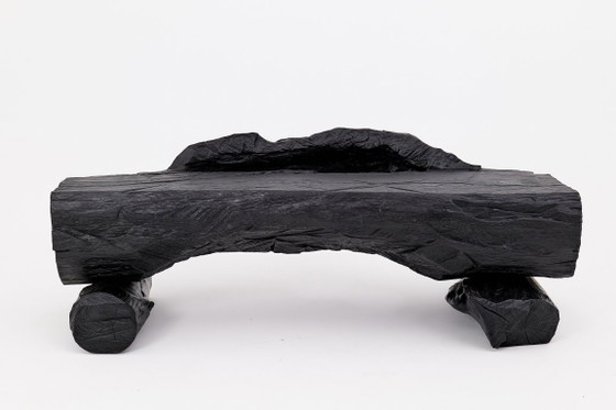Image 1 of Bank van massief verkoold hout van Logniture – een organisch, modern en sculpturaal zitmeubel.