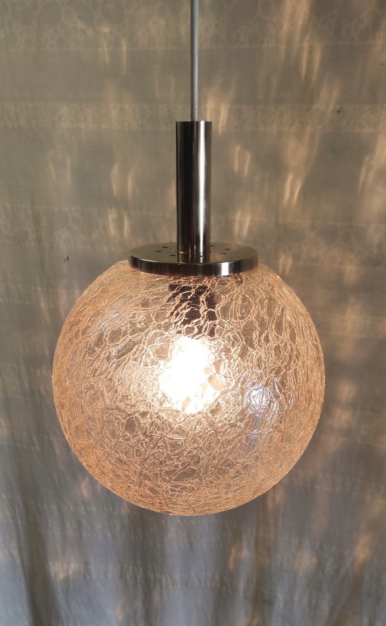 Image 1 of Lámpara colgante de diseño de los años 70 en cristal ámbar y latón dorado.