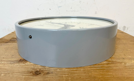 Image 1 of Industriële lichtgrijze fabriekswandklok van Pragotron, jaren 60