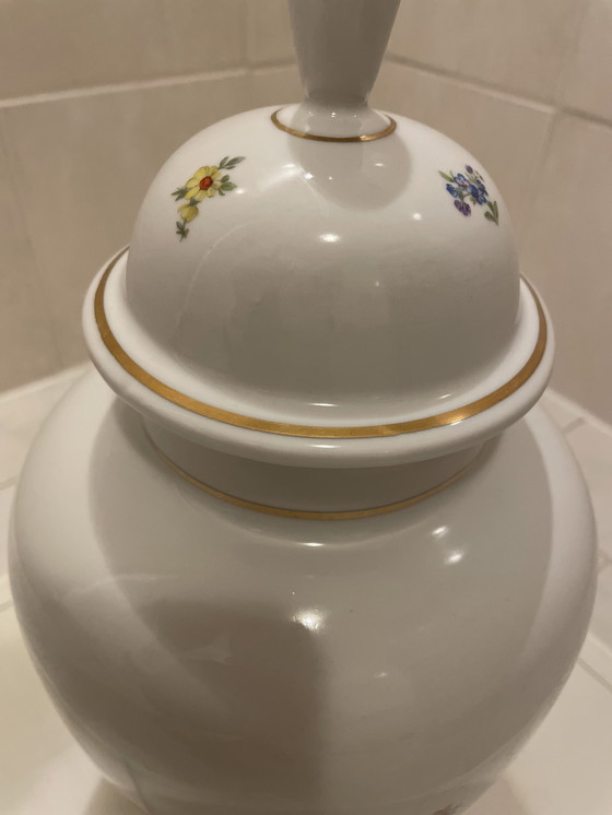 Image 1 of Jarrón alto de porcelana noble con tapa/decoración H 37 cm en blanco de Crown Regent