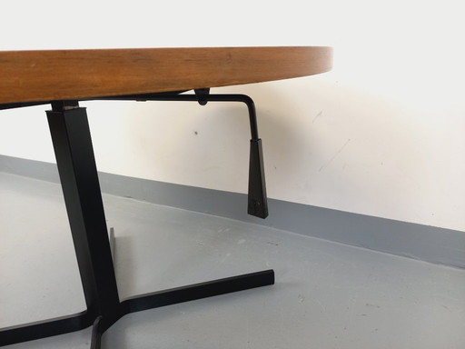 Grande table basse ronde style scandinave vintage modulable en table à manger “monte et baisse”, en teck et métal noir