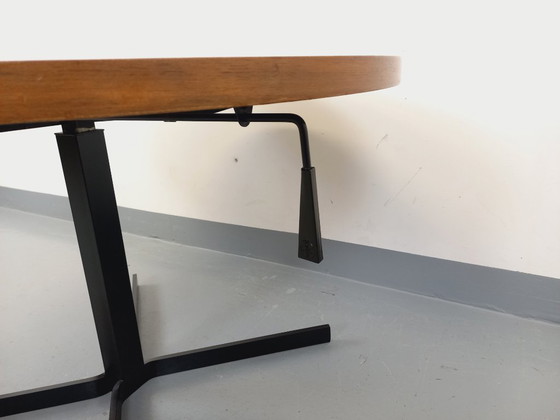 Image 1 of Grande table basse ronde style scandinave vintage modulable en table à manger “monte et baisse”, en teck et métal noir
