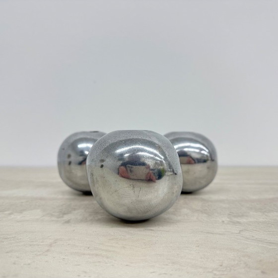 Image 1 of Bolvormige kandelaar van aluminium met atoomdesign uit het midden van de 20e eeuw, jaren 70.