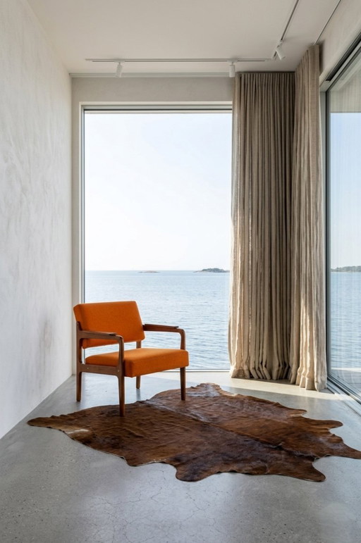 Poltrona vintage arancione con rivestimento in lana e legno color noce, stile moderno di metà secolo.