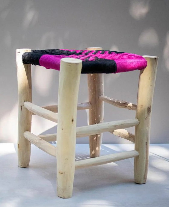 Rosa und schwarzer Hocker – Holz (photo 4 of 4)